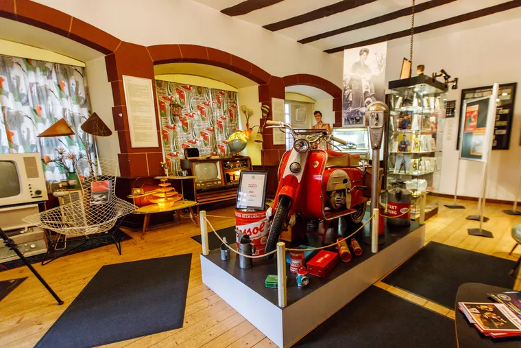 Wohnzimmer der Wirtschaftswunderjahre im 50er-Jahre-Museum