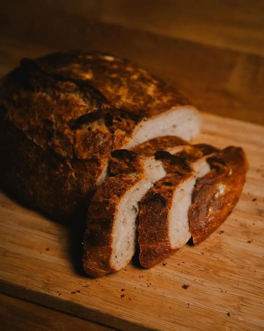 Frisches Brot auf Holzbrett