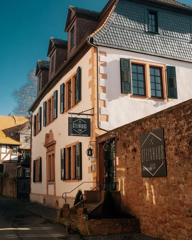 Fassade des Steinhaus 1718 mit Wirtshausschild