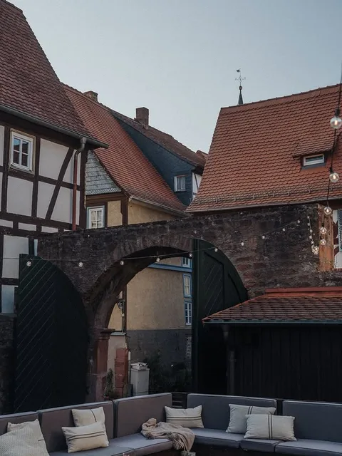 Innenhof-Lounge an der historischen Stadtmauer am Abend