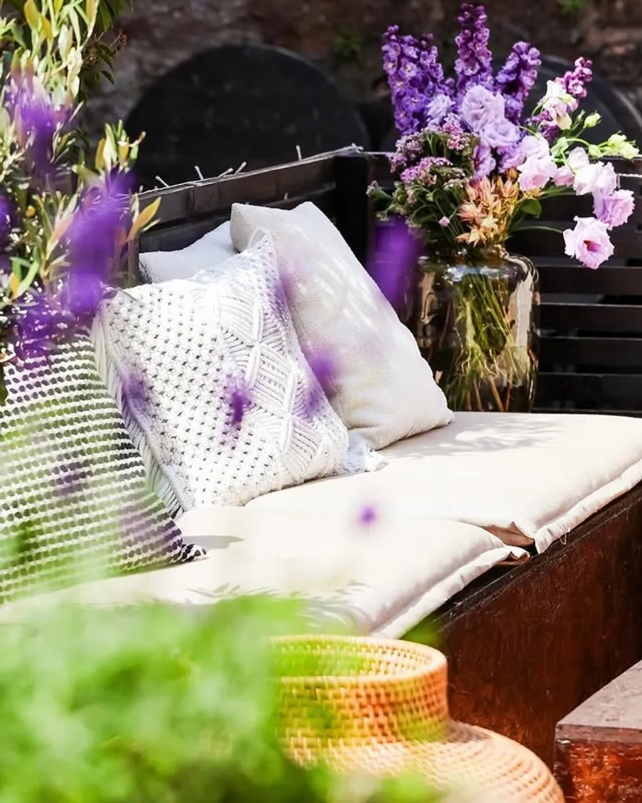 Lounge-Kissen mit Lavendel im Außenbereich