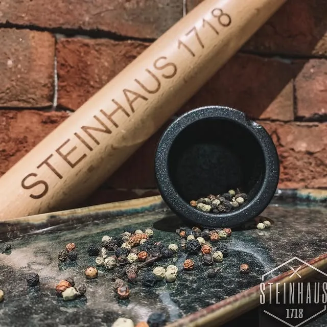 Pfeffermühle mit Steinhaus-1718-Gravur