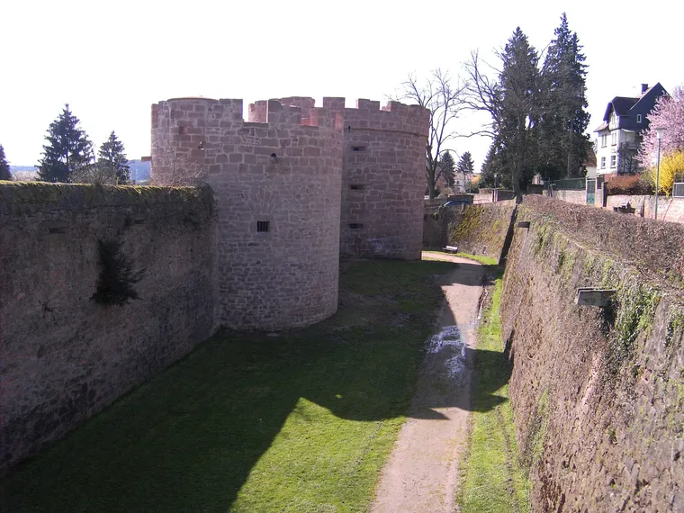 Stadtmauer mit Hexenturm und Großem Bollwerk
