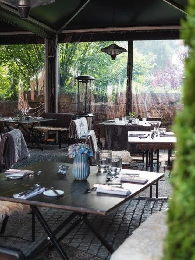 Gedeckte Tische auf der Terrasse im Grünen